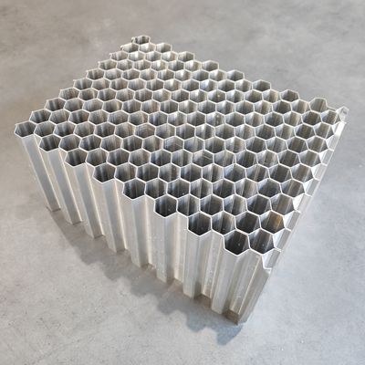 kwaliteit  Two Piece Adhesive Type Aluminum Honeycomb Core Used In Deformable Crash Test Barriers Fabriek