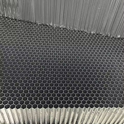 Standaardgrootte 1220*2440 mm Aluminium honingraat kern voor de bouwindustrie