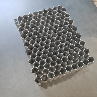 Twee stukken kleefmiddel aluminium honingraat kern gebruikt in vervormbare crash test barrières