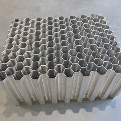 Twee stukken kleefmiddel aluminium honingraat kern gebruikt in vervormbare crash test barrières