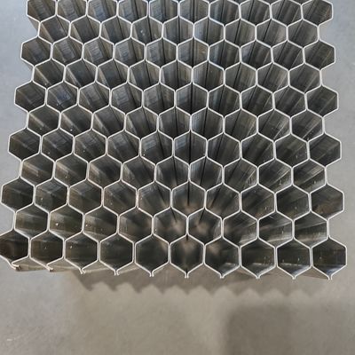 Twee stukken kleefmiddel aluminium honingraat kern gebruikt in vervormbare crash test barrières