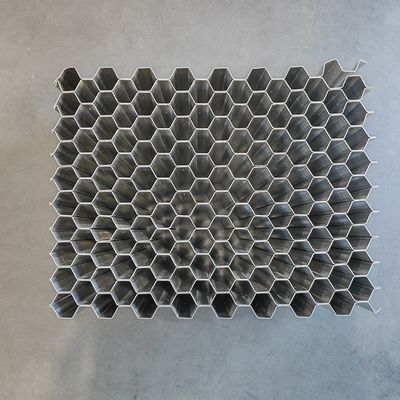 Twee stukken kleefmiddel aluminium honingraat kern gebruikt in vervormbare crash test barrières